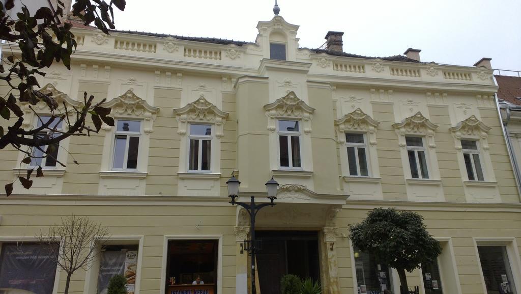 Baross Boutique Apartman Gyor Exterior photo
