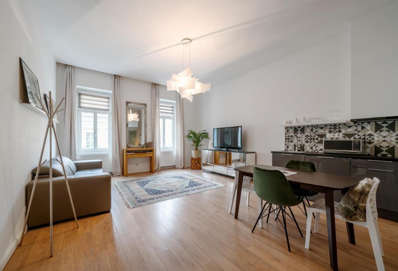 Baross Boutique Apartman Gyor Exterior photo